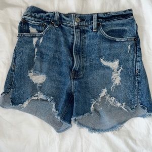 COPY - Abercrombie and Fitch The 4” Mom shorts